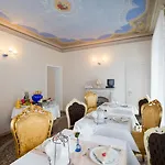לינה וארוחת בוקר Boutique Sarnia 4*