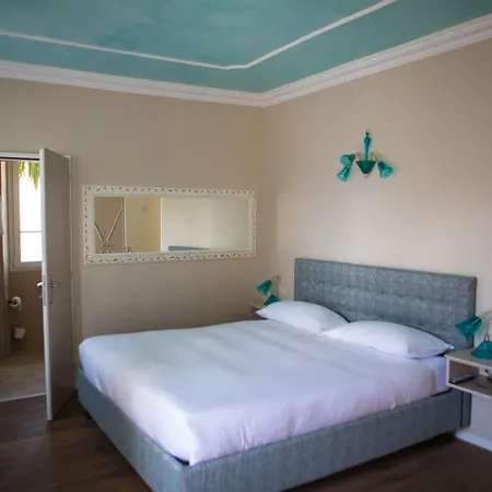 לינה וארוחת בוקר Boutique Sarnia 4*